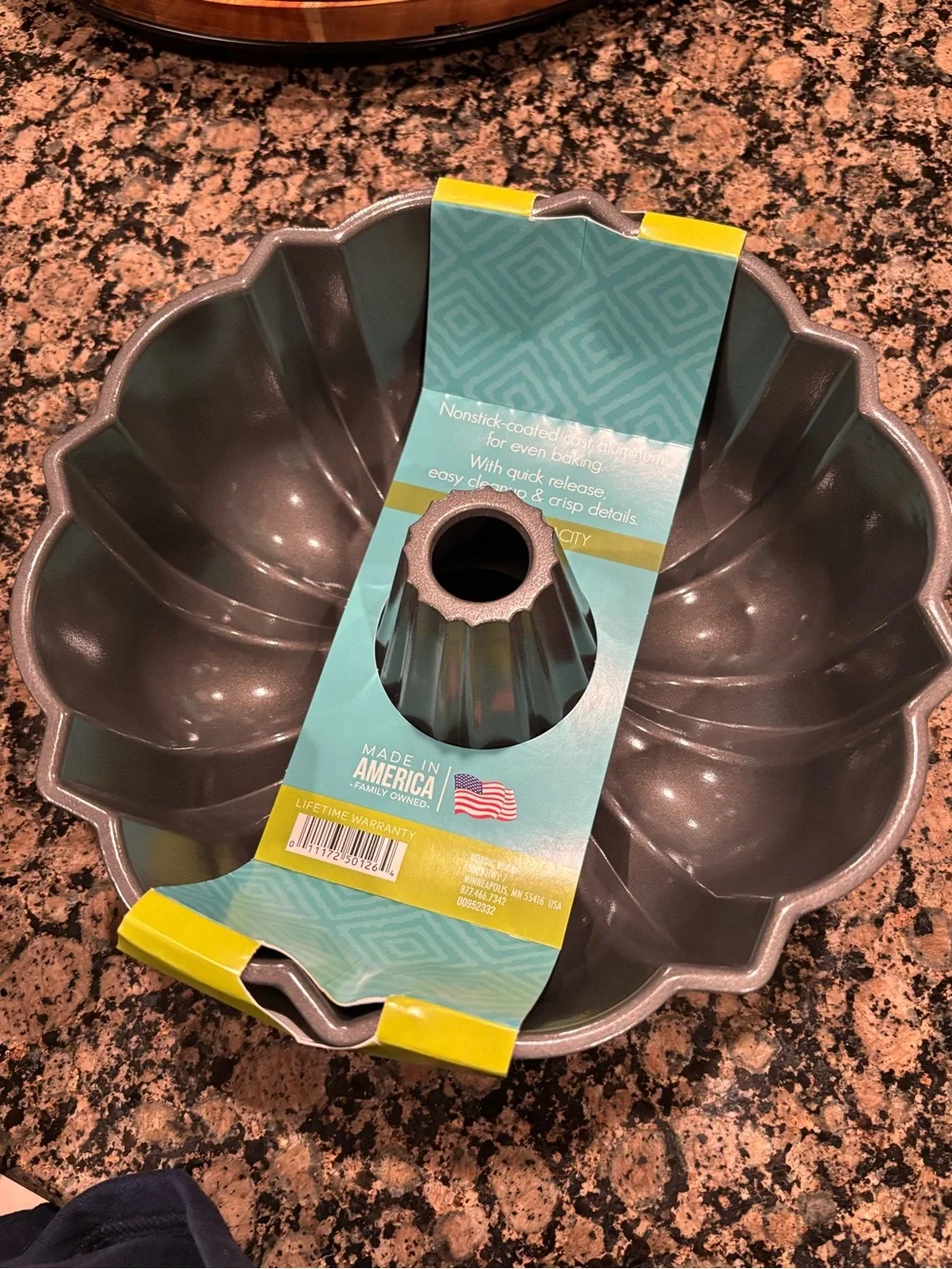 Nordic Ware Original ProCast 12-Cup Bundt Cake Pan – New